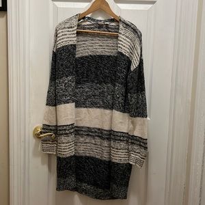 Open front off white and black Gap cardigan